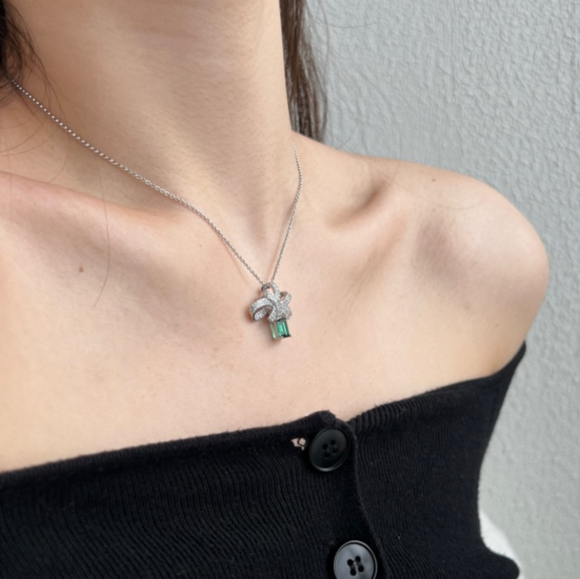 Rayon d'Émeraude - Collier en Argent Blanc avec Pierres précieuses