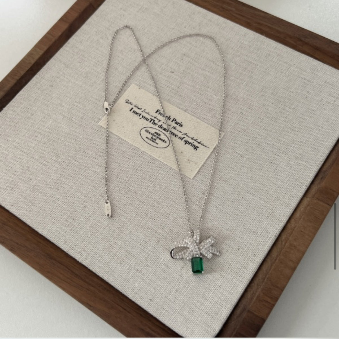 Rayon d'Émeraude - Collier en Argent Blanc avec Pierres précieuses