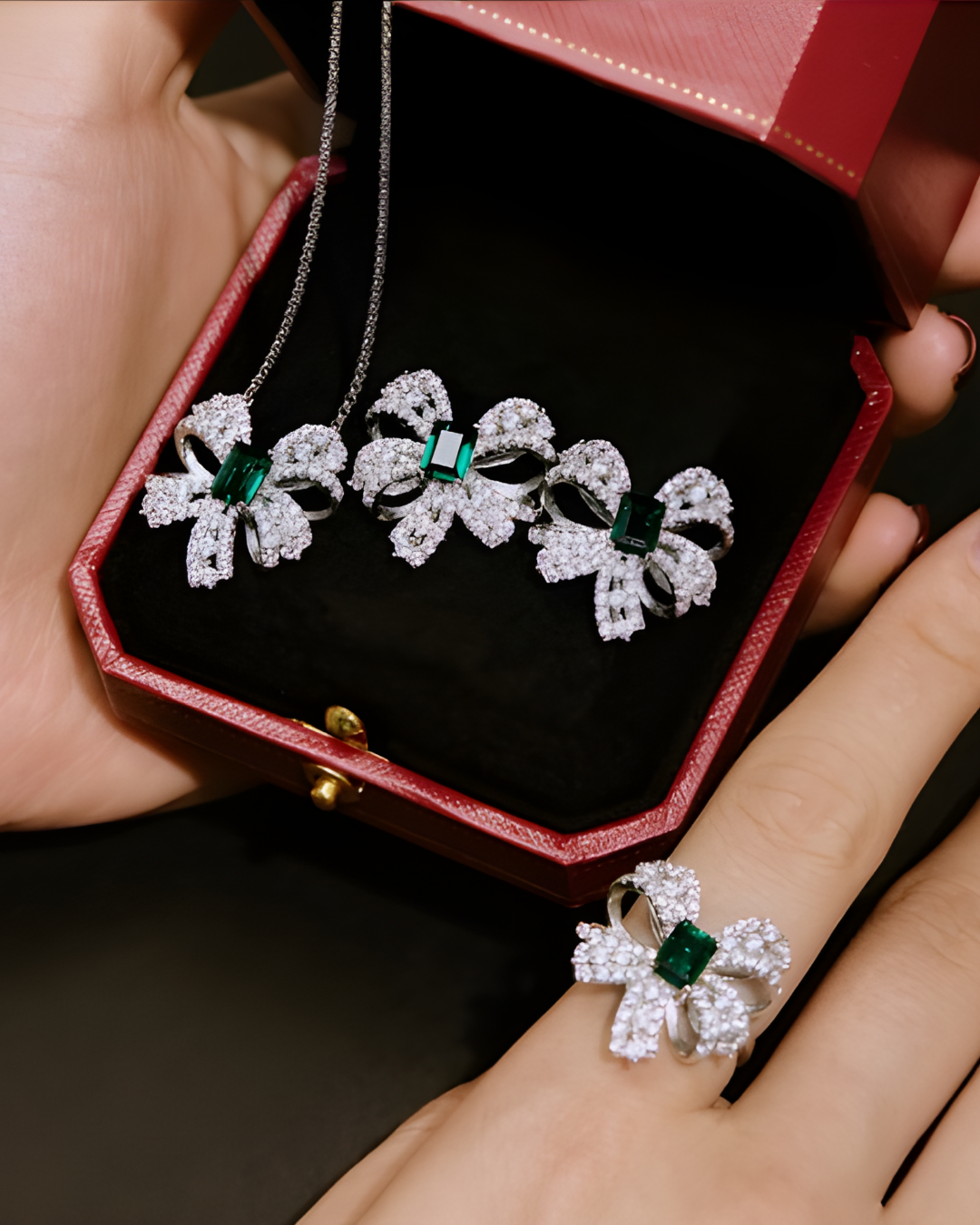 Élégance Florale - Boucles d'Oreilles en Argent Blanc avec Pierres précieuses