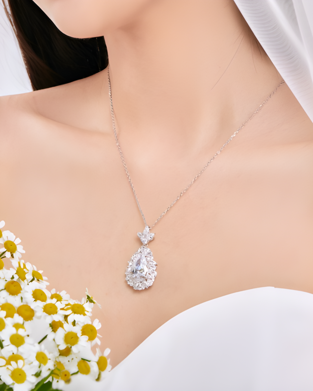 Éclat de Luxe - Collier Argent avec Pendentif en forme de Poire de 5 Carats