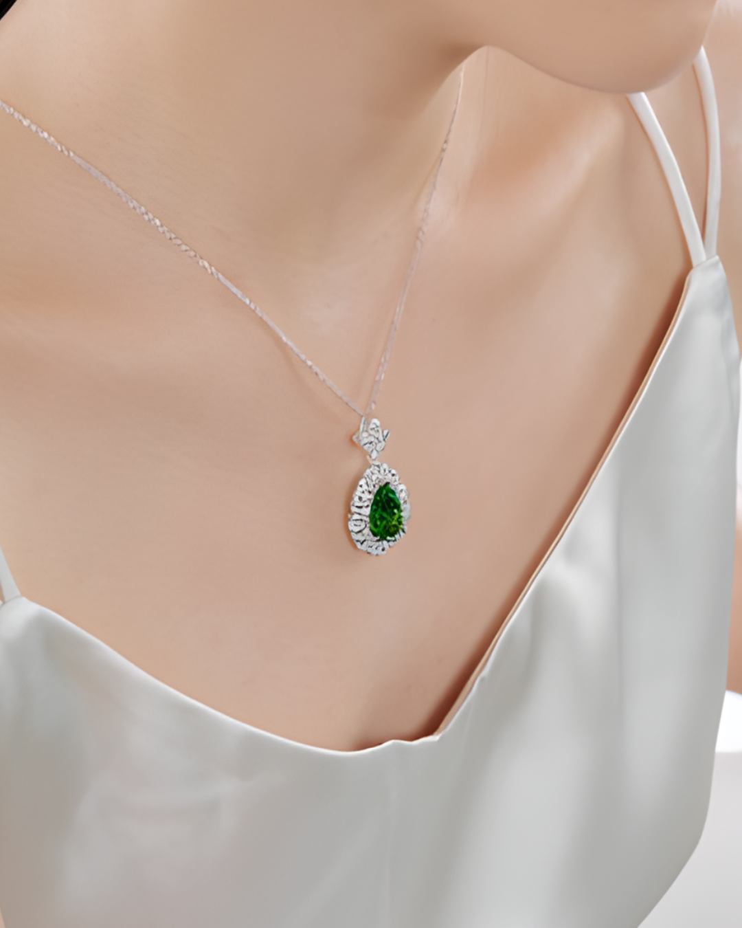 Éclat de Luxe - Collier Argent avec Pendentif en forme de Poire de 5 Carats