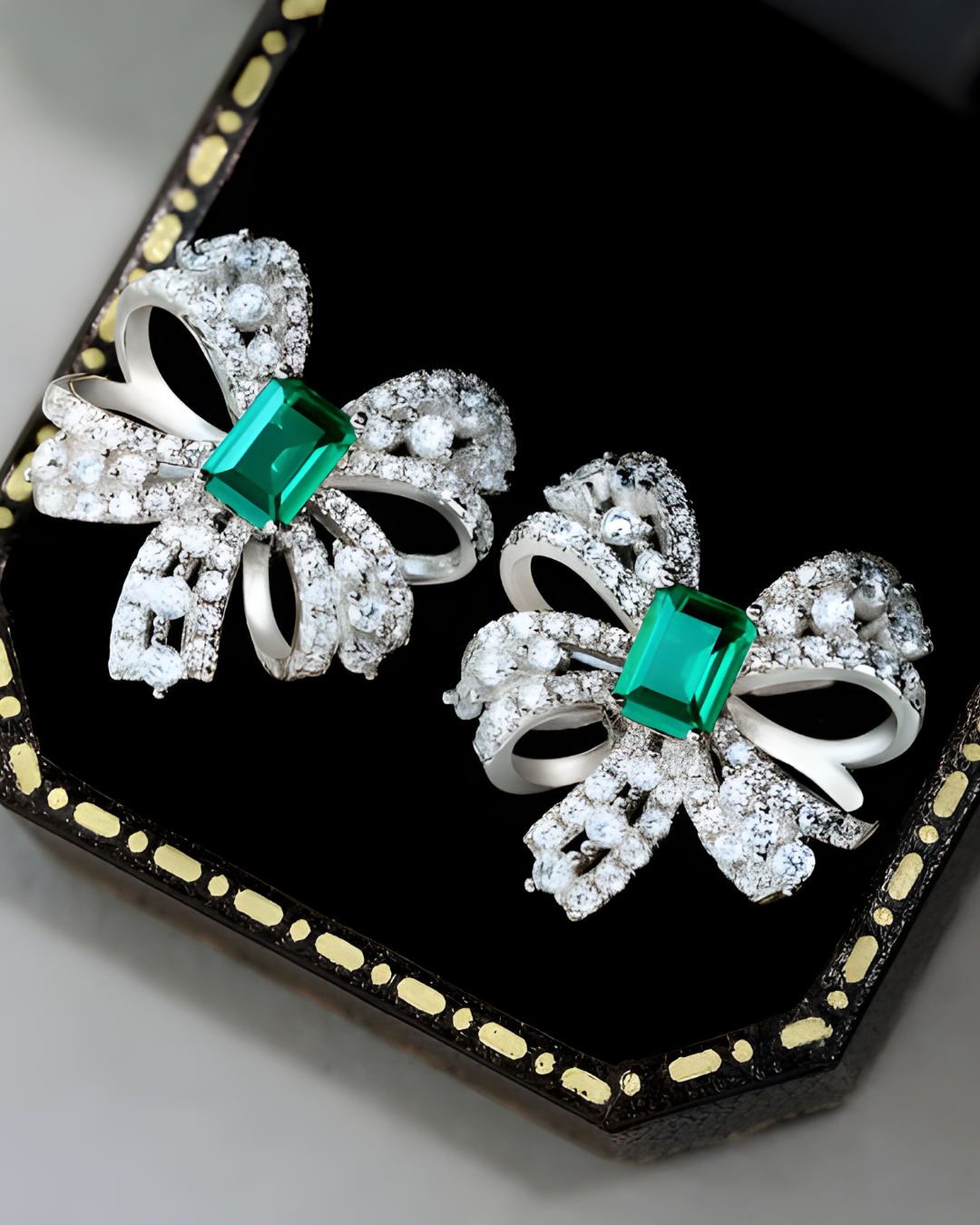 Élégance Florale - Boucles d'Oreilles en Argent Blanc avec Pierres précieuses
