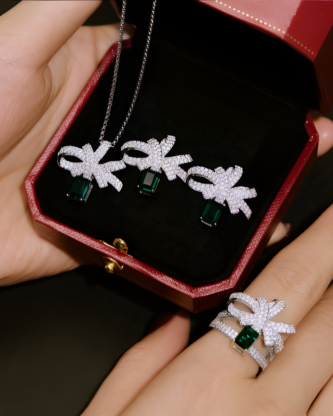 Rayon d'Émeraude - Collier en Argent Blanc avec Pierres précieuses